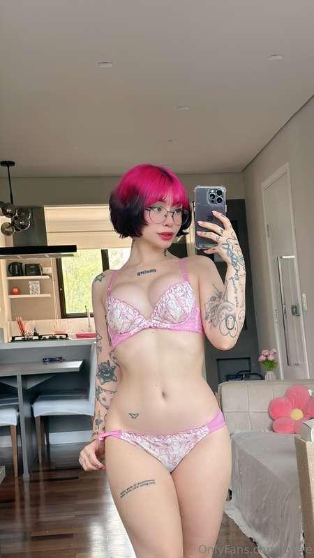 Gosto quando a lingerie combina com meu cabelo 💕