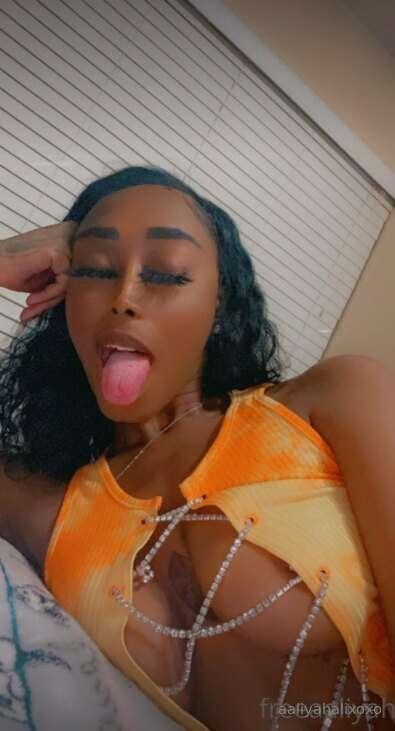 What's got your attention, babe? Could it be me? 😋