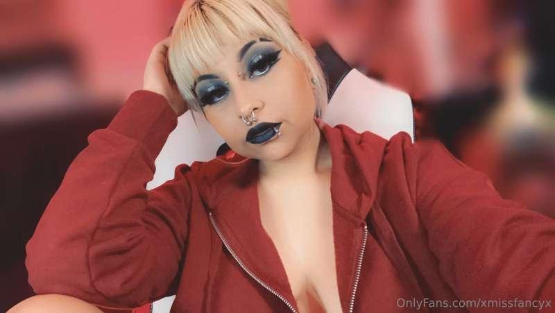 Sent new pics to your DM’s 😘🖤✨