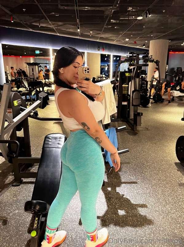 Squats, sass, and a whole lotta ass 💦