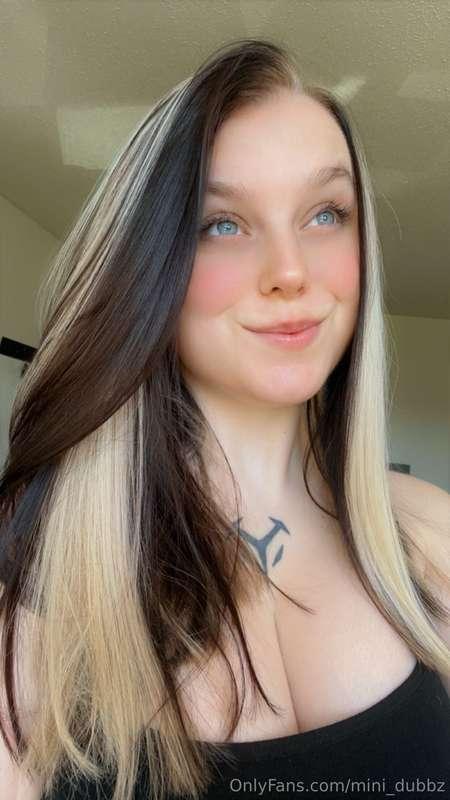 New pfp! Do you think I’m pretty? 😊🖤