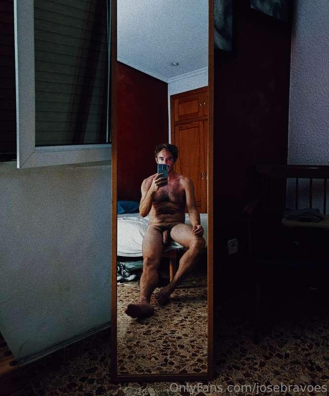 Un espejo, la luz de esa lámpara, la cama y ese cuerpo que a..