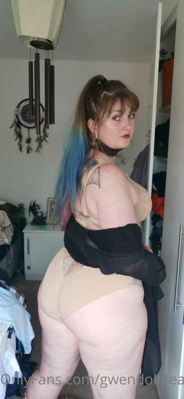 Just being a poser for you xoxo
Strip tease to come 😚