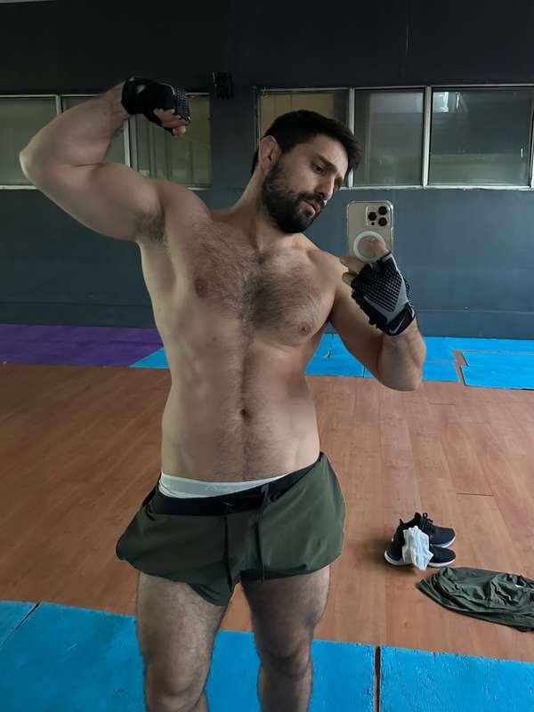 Pump it with me 💪🏻 #workout #stretching #legs #feet #chest #biceps
