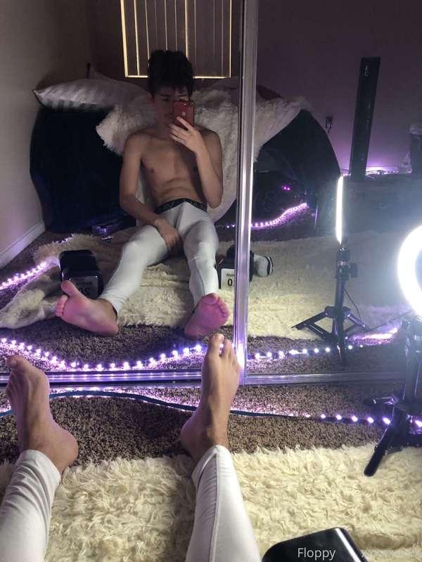 Yall like these pics 😏. Featuring my feet and toes curling
