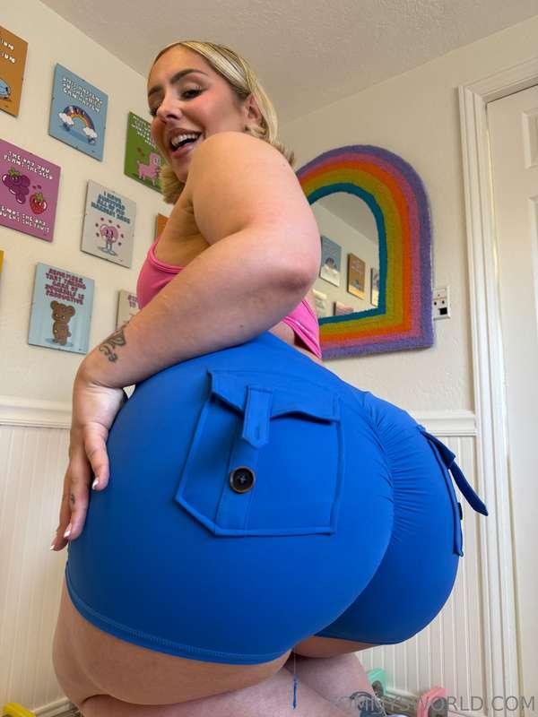 Any volunteer to sit on their face?🍑
