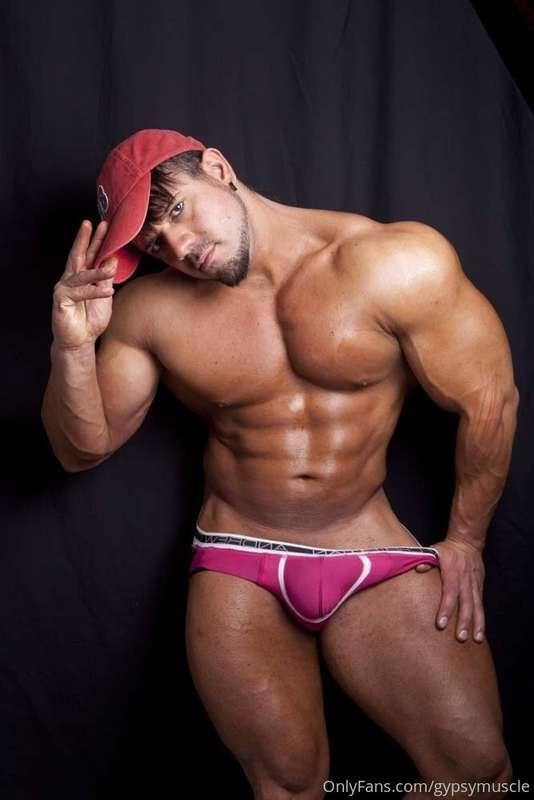 Throwback to 230lbs of muscle and 5pounds of bulge. Big boy ..