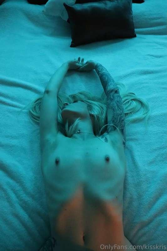 Good Moaning. 💋💋💋 DM me for some fun. I’m bored. 😈