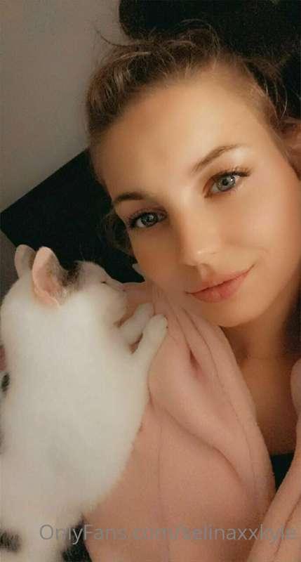 Say hello to my pussy cat 😻 Meow 😻🥰