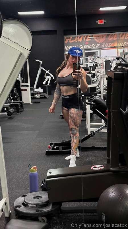 i practically live here🏋️‍♀️🏠