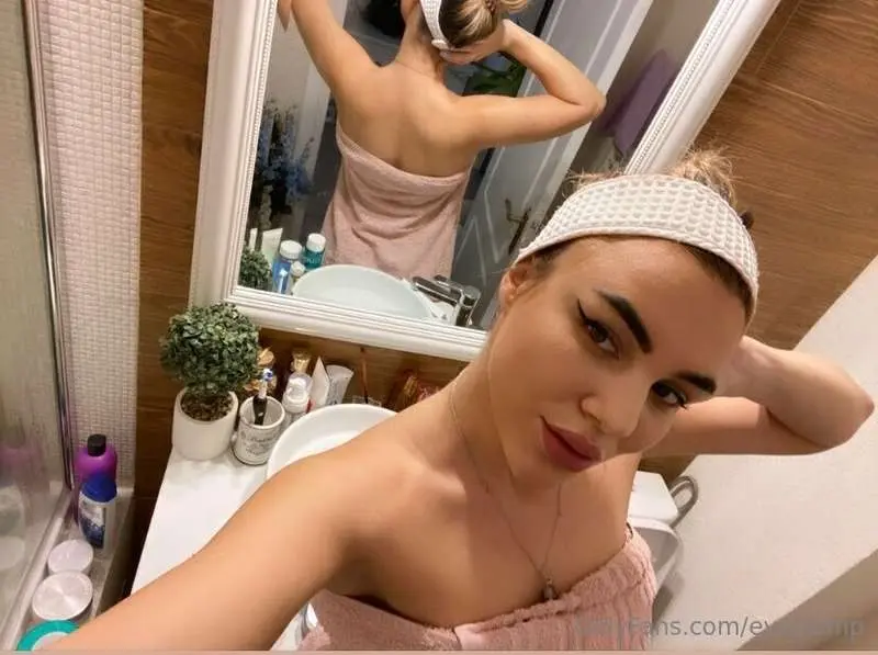 Who wants to see my towel drop? 🥵