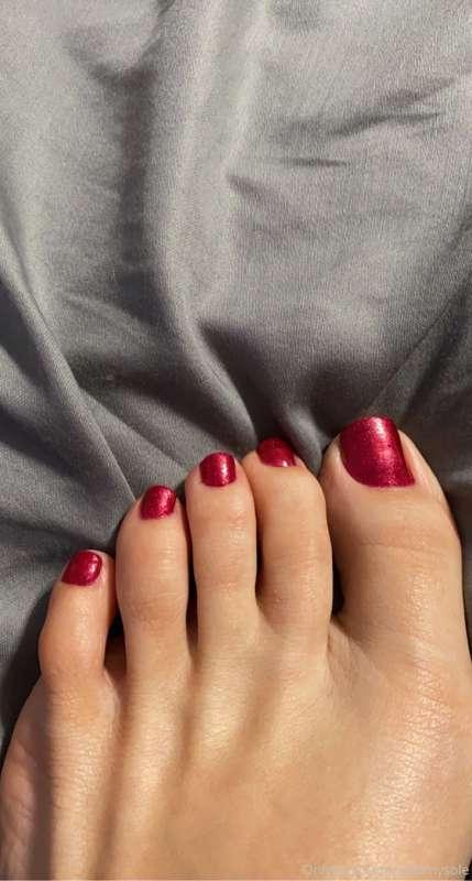 Some close ups on my new red sparkly nails ❤️
