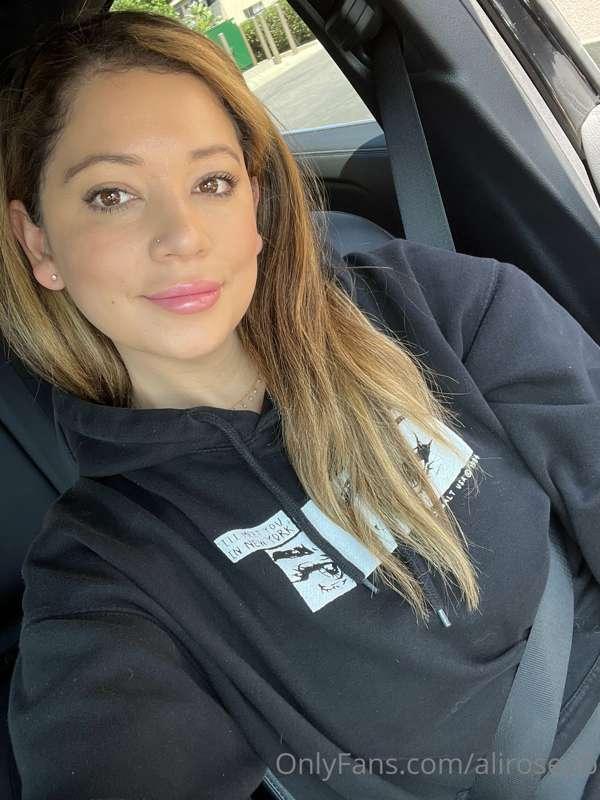 Good morning ☀️ 😘 I swear sometimes I don’t look 30 👶🏻🤣