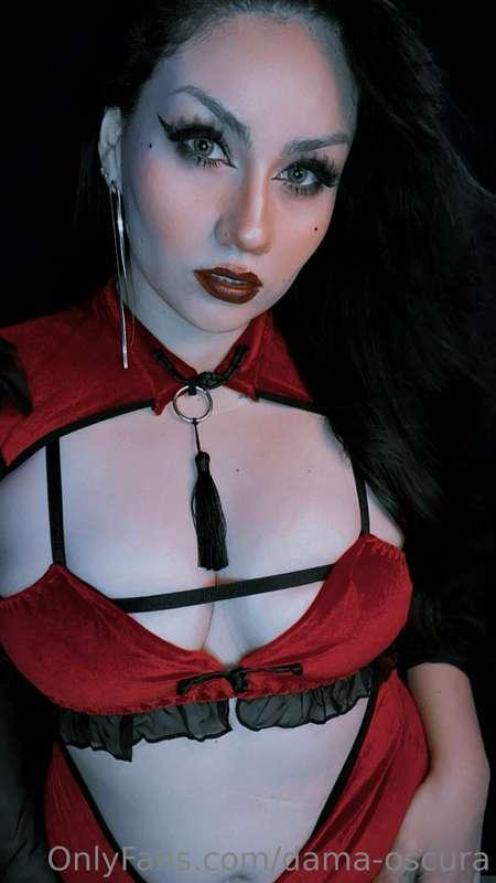 Si te gusta verme como toda una vampireza seductora esta es ..