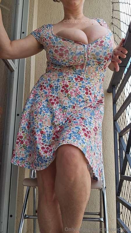 Upskirt + smoking lol