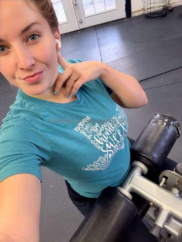 Getting my sweat on at the gym 😅 💪 