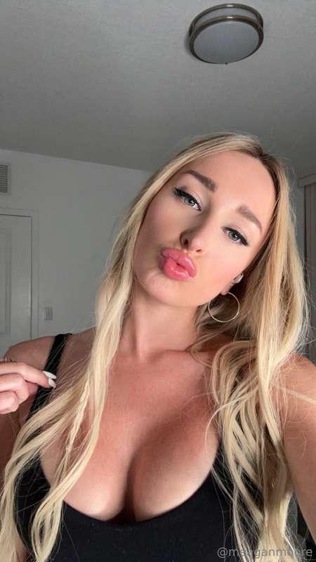 Kisses for my loyal fans 💋