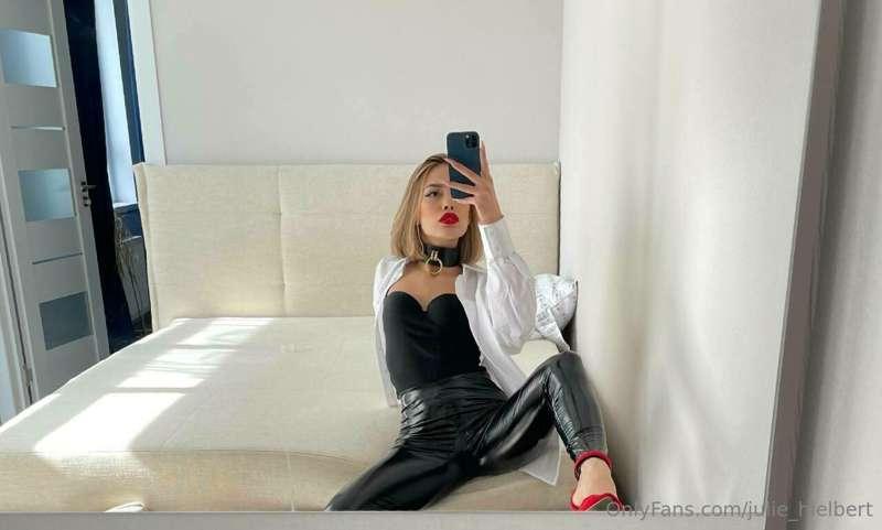#### Let me introduce my bestie @molly_evans 🥵
P.S.: is the ..
