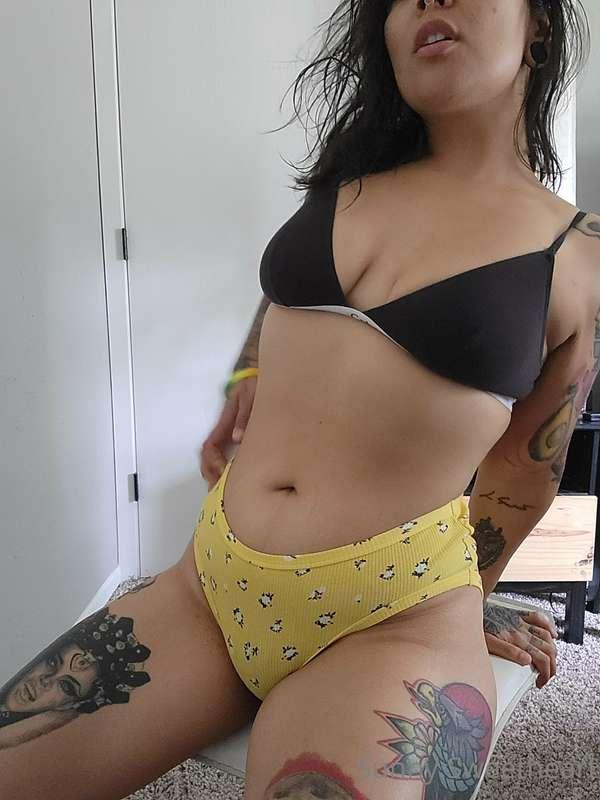 New panties, who this

But yellow on me... makes the world s..