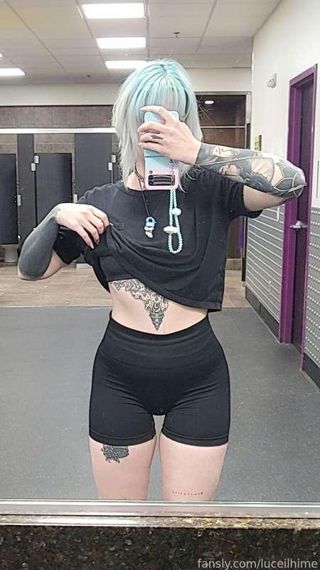 Back at the gym after a small break 🏋‍♀️

#fyp #fit #gym #alt #emo #tattoos #curvygirl #thighs #hips 