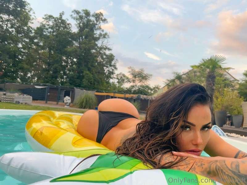 Could you put sunscreen on me? ☀️