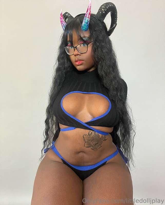 Lose yourself in my eyes or my ebony tits 💖