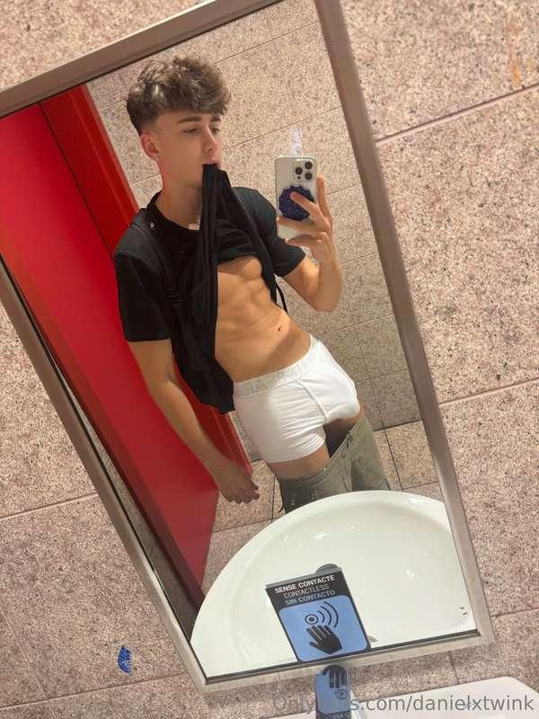 Airport pictures🥵