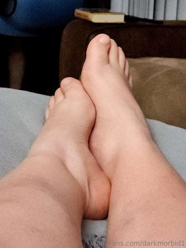 A brand new month to goon to my feet 🤭
