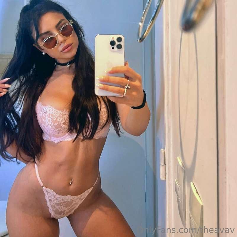 Hold me by the choker, baby 😎