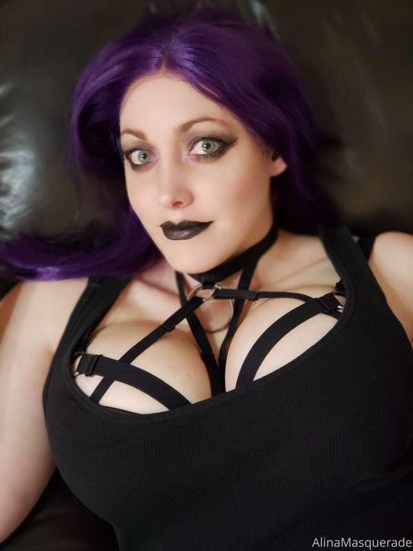 Not a set, but thinking of doing a photoshoot in goth. This ..