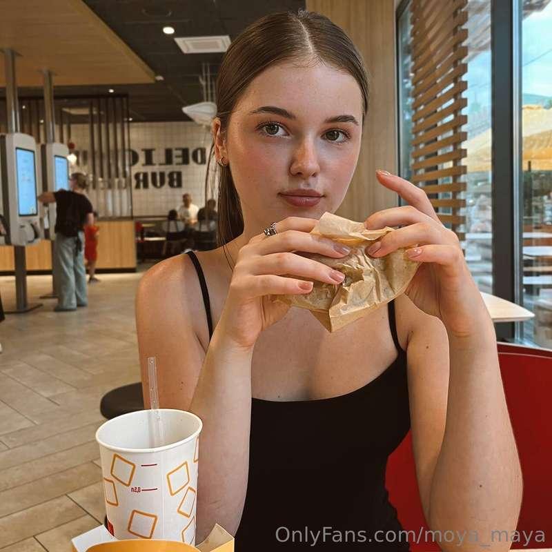 Burgers and good company 🍔✨ What's your favorite fast food t..