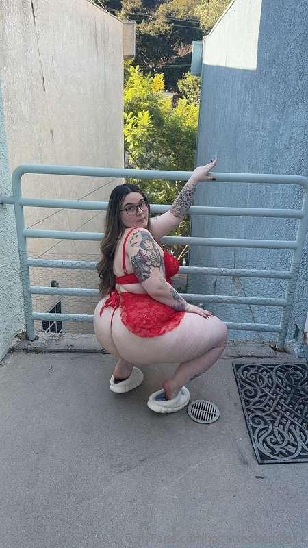 Ready to see it all? Swipe left for the full view 🍑🤭