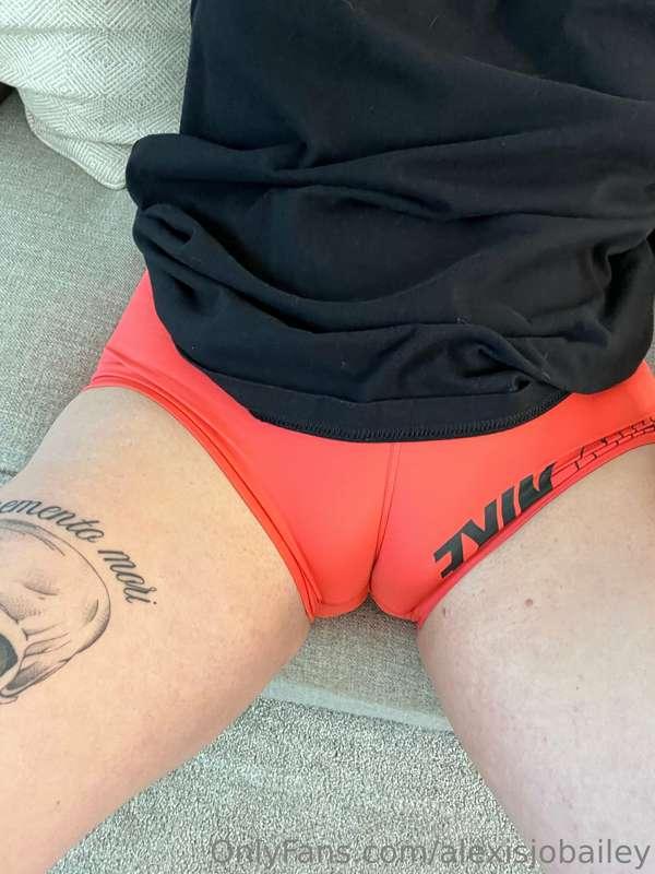 Unlock to see under the Nike pros 🤤