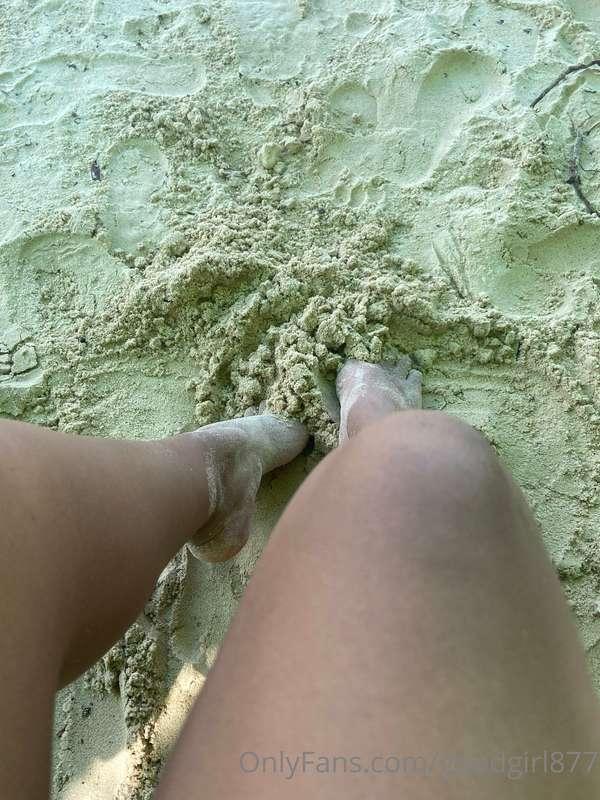 Play with my feet in the beach