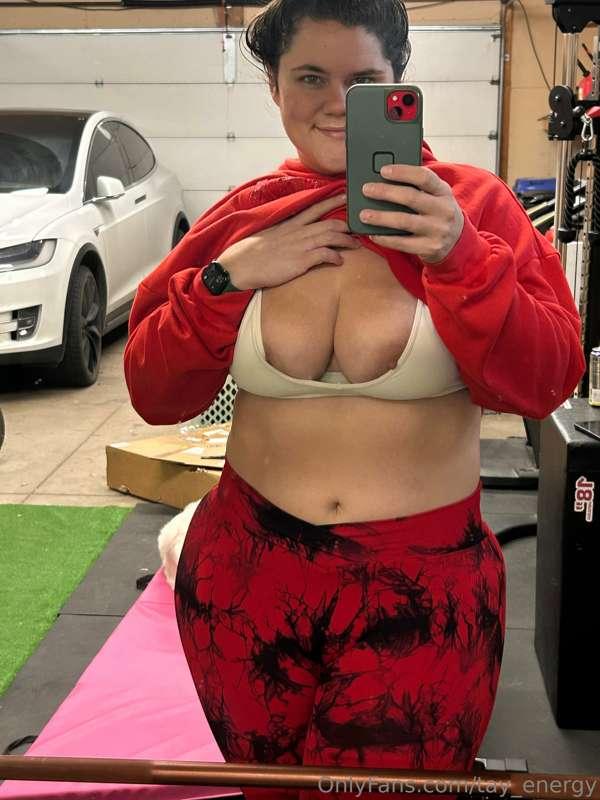 My bra lost control during this workout 🏋️‍♂️🔥😉