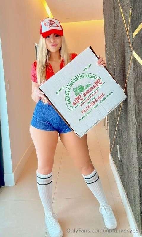 Knock knock! Special Delivery!! 🍕💦