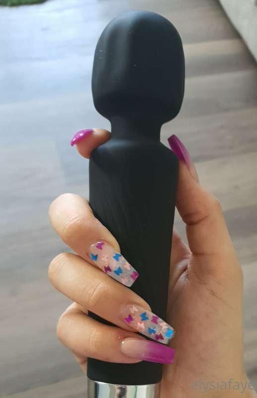Love my new nails 💜

Can't wait to dig them into someone's b..