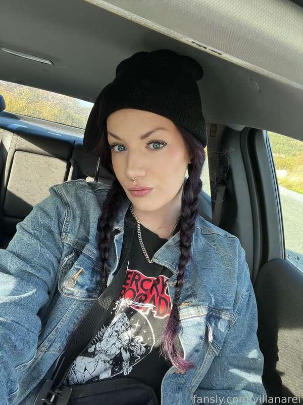 Braids always make me feel cute 🥰

#fyp #tall #tallgirl #goth #gothgirl #altgirl #alternative #purplehair #thicc #musclemommy #braids 