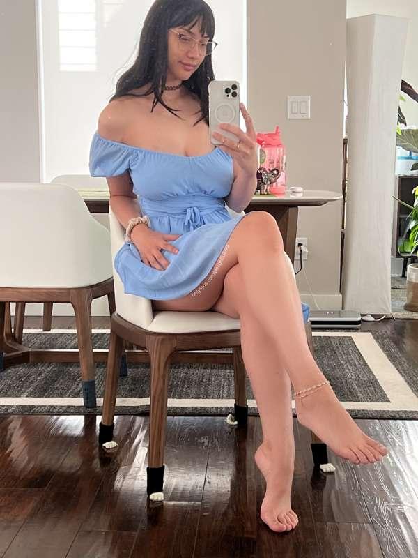 I don’t wear panties under my dresses 💙