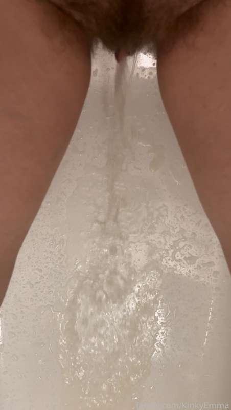 Today was a heavy flow of piss! 

#hairy #hairypussy #hairycunt #piss #pee #pissing #peeing #biglabia #labia #pussylips #bigpussylips