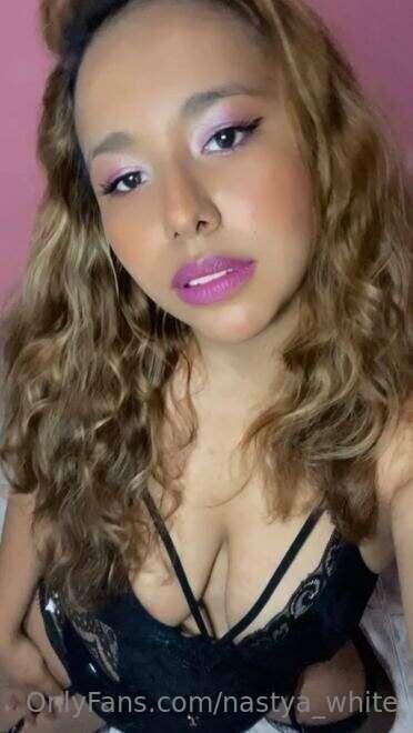 Your girlfriend @lizgoti is waiting for you 💋 #ad 

#adverti..
