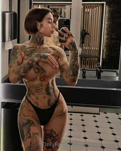 @stephs_always_wet LUXURY SPORTS MODEL play with her pussy a..