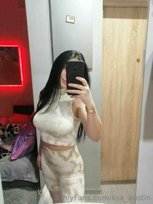 Im SO IN LOVE with this tight outfit! 😍 I filmed a 🍑TWERK🍑 c..