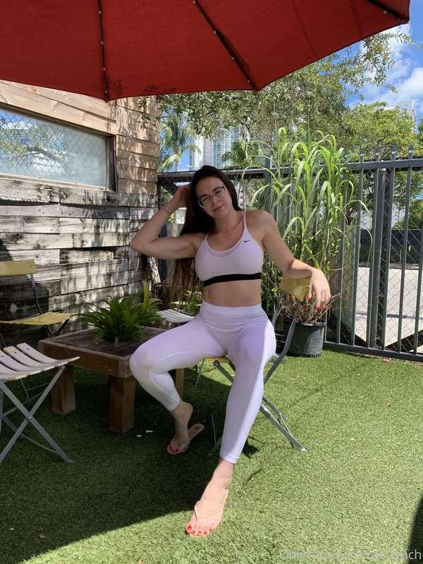 Do you like my white pants? 🌷