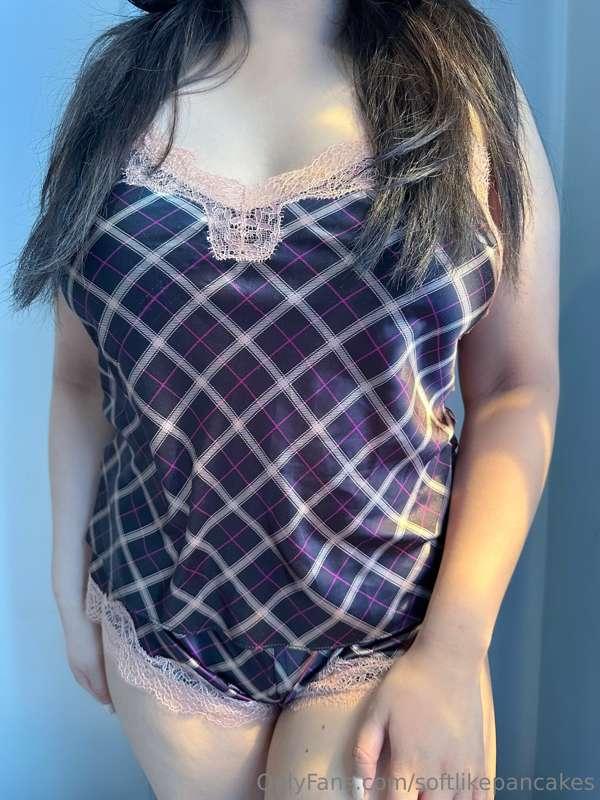 Do you like my outfit? 💗

( swipe to undress me ) 🥰