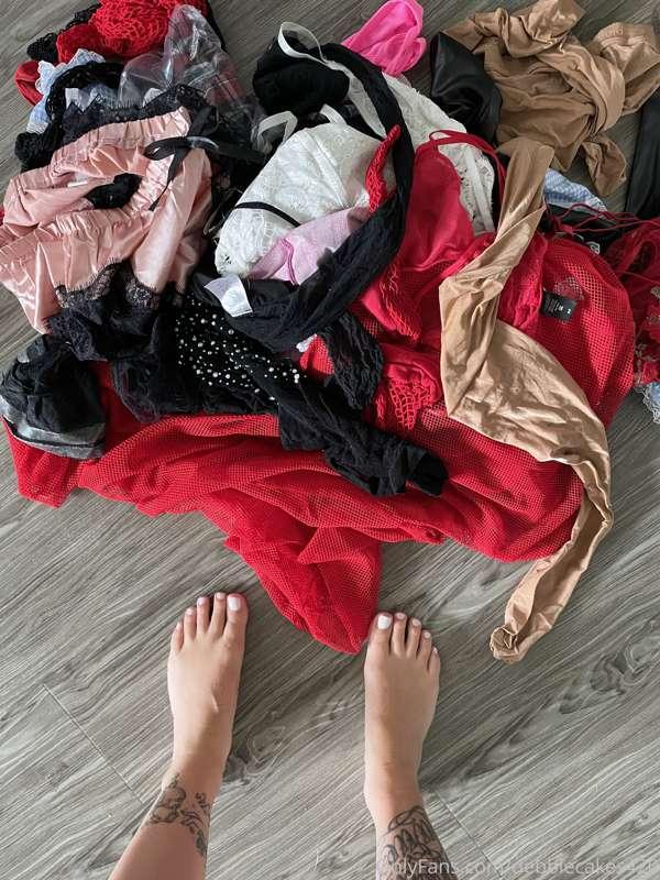 Who likes worn panties & lingerie? 😇🥰 DM ME 😘