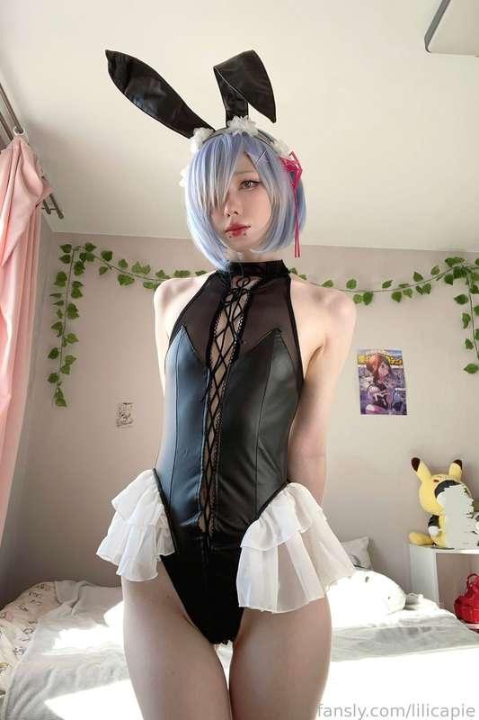 would you prefer me as your waifu? 

#bunnygirl #cosplay #anime #skinny #waifu #cute #teen