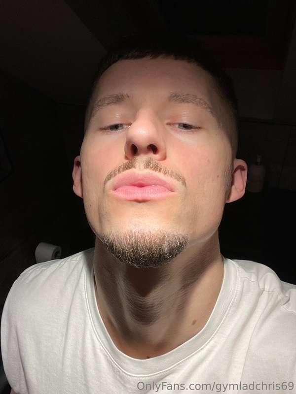 I need someone for these lips rn 🎈