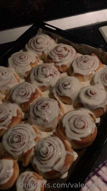What do you like more? Sweet buns 🧁 or my buns 😋?