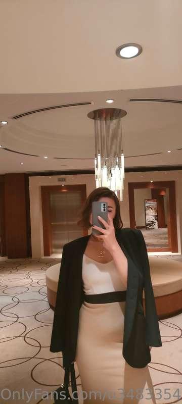 Another picture of me in a mirror💕 Do you like my classy loo..